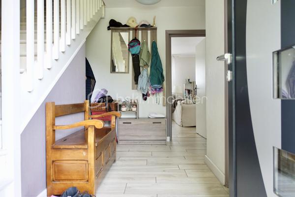 Kate GUIGNEUX vous propose - EN EXCLUSIVITE - ce pavillon familial, dans lequel vous n'aurez qu'à déposer vos bagages, implanté sur une parcelle d'environ 500 m2, avec jardin clos. 

Le bien se compose comme suit :
- Au RDC, vous trouverez une entrée fonctionnelle, des WC séparés, une belle chambre avec sa baignoire et son lavabo privatifs, un grand salon / séjour avec son poêle à bois, une cuisine dinatoire aménagée / équipée, une buanderie bien pensée et un grand garage. 
- A l'étage, se trouvent 4 belles chambres (10 à 14 m2 environ), une salle d'eau avec deux vasques, des rangements et un WC.

Informations complémentaires : Chauffage électrique + poêle à bois, place de parking supplémentaire, environnement résidentiel calme et agréable à vivre.

Contactez-moi pour échanger sur votre projet et fixer éventuellement une visite :-)