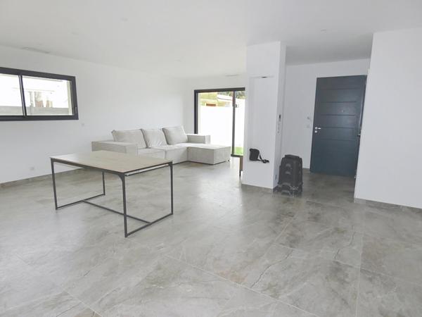 Villa plain pied 100m² 3 chambres sur terrain de 214m² avec piscine et garage