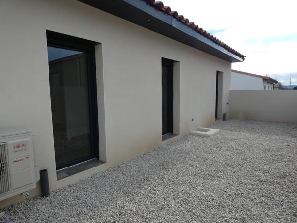 Villa plain pied 100m² 3 chambres sur terrain de 214m² avec piscine et garage