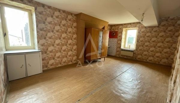 Maison en tuffeau avec dépendances, caves et terrain de 1 400 m²  à proximité de Saumur