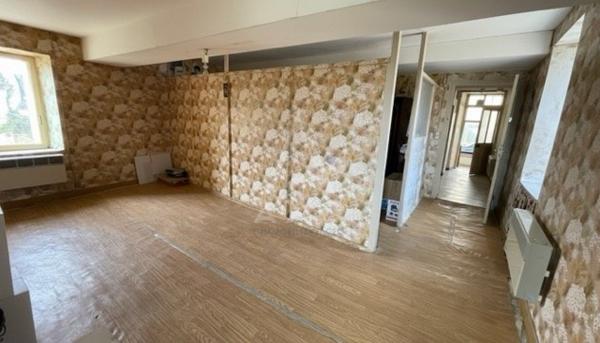 Maison en tuffeau avec dépendances, caves et terrain de 1 400 m²  à proximité de Saumur