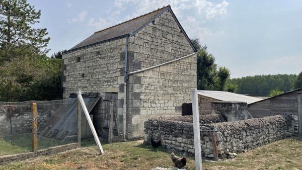 Maison en tuffeau à fort potentiel, dans un cadre calme et touristique
