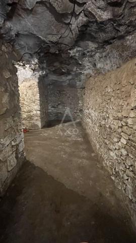 Maison en tuffeau avec dépendances, caves et terrain de 1 400 m²  à proximité de Saumur