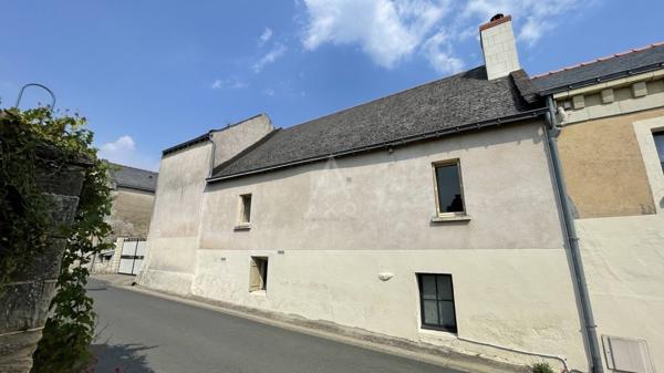 Maison en tuffeau avec dépendances, caves et terrain de 1 400 m²  à proximité de Saumur