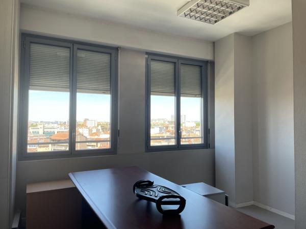 Bureau
         11 pièces
        - 165 m² Exclusivité 396 000 € *