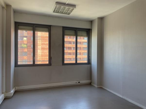 Bureau
         11 pièces
        - 165 m² Exclusivité 396 000 € *