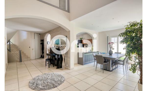 Maison à vendre    7 pièces • 220 m2 Bron