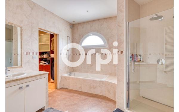 Maison à vendre    7 pièces • 220 m2 Bron