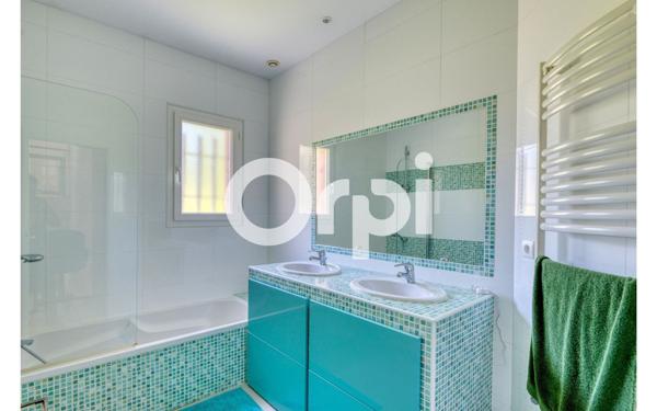 Maison à vendre    7 pièces • 220 m2 Bron