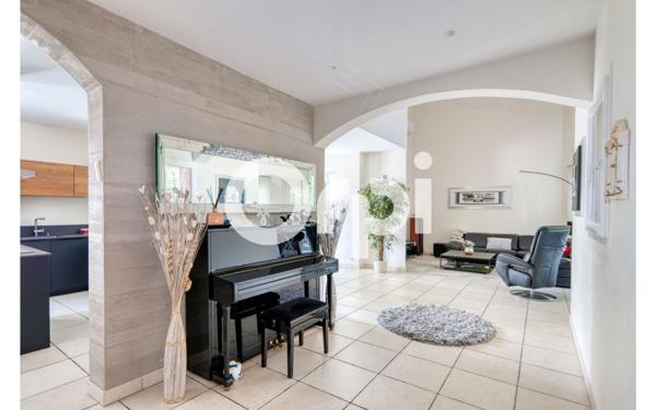 Maison à vendre    7 pièces • 220 m2 Bron