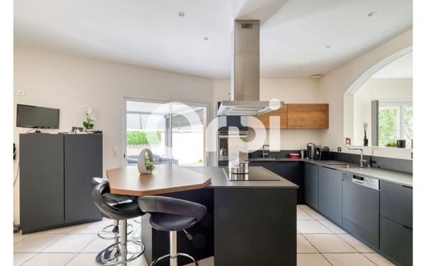 Maison à vendre    7 pièces • 220 m2 Bron