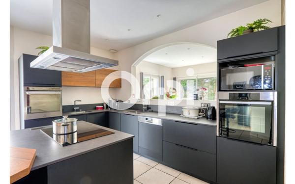 Maison à vendre    7 pièces • 220 m2 Bron