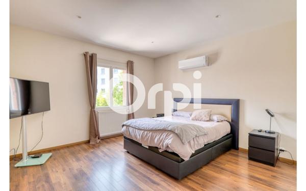 Maison à vendre    7 pièces • 220 m2 Bron