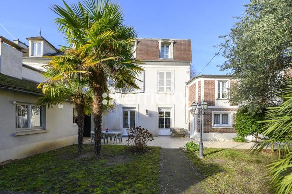 Maison
         6 pièces
        - 202 m² Bien prestige 849 000 € *