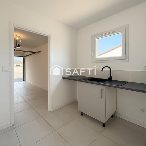 Élégance et confort à Palaja : superbe maison contemporaine 4 faces avec piscine, jardin et garage privé.