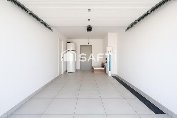 Élégance et confort à Palaja : superbe maison contemporaine 4 faces avec piscine, jardin et garage privé.