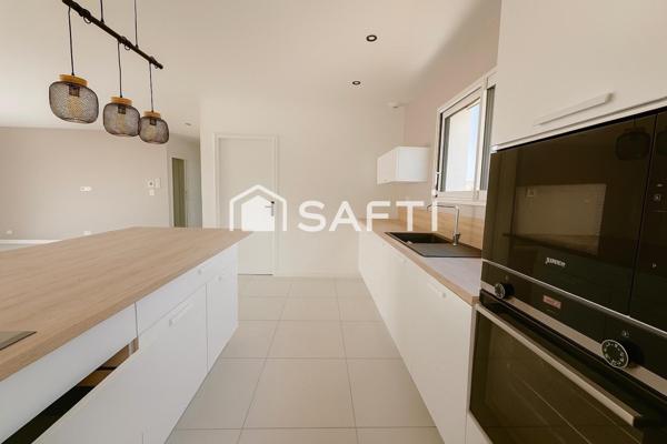 Élégance et confort à Palaja : superbe maison contemporaine 4 faces avec piscine, jardin et garage privé.