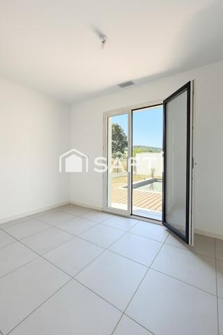 Élégance et confort à Palaja : superbe maison contemporaine 4 faces avec piscine, jardin et garage privé.