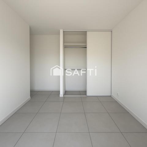 Élégance et confort à Palaja : superbe maison contemporaine 4 faces avec piscine, jardin et garage privé.