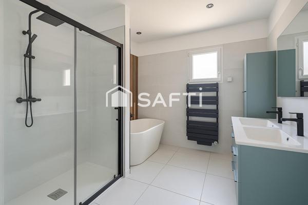 Élégance et confort à Palaja : superbe maison contemporaine 4 faces avec piscine, jardin et garage privé.