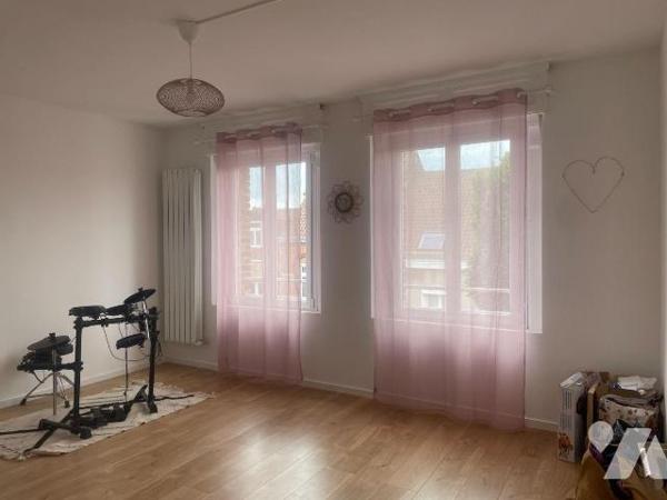 EN EXCLUSIVITE - A VENDRE A BAILLEUL, dans la Nord (59) : MAISON DE VILLE AVEC TERRASSE, DEPEND...
