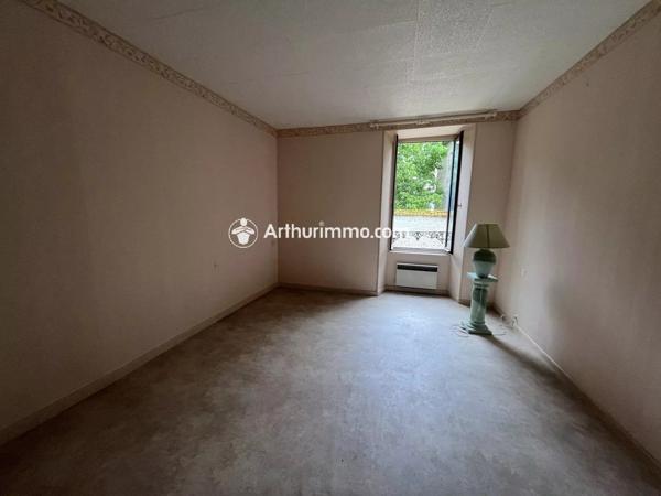 Vente                                                      Maison
                        
                     7 pièces                      180 m2                     à Saint-Jean-d'Angély