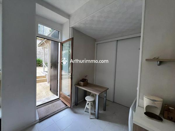Vente                                                      Maison
                        
                     7 pièces                      180 m2                     à Saint-Jean-d'Angély