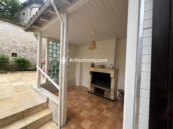 Vente                                                      Maison
                        
                     7 pièces                      180 m2                     à Saint-Jean-d'Angély