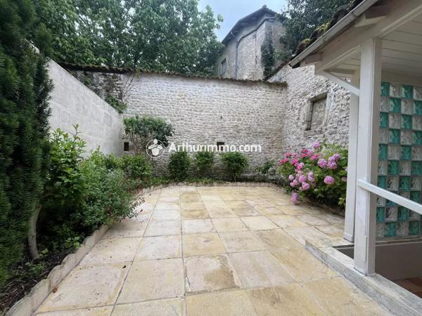 Vente                                                      Maison
                        
                     7 pièces                      180 m2                     à Saint-Jean-d'Angély