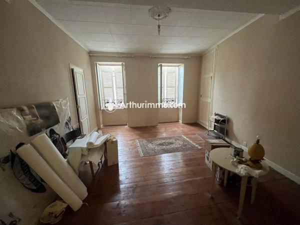 Vente                                                      Maison
                        
                     7 pièces                      180 m2                     à Saint-Jean-d'Angély