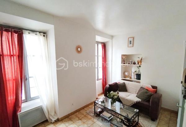 En bordure du centre historique, dans une rue piétonne, à proximité immédiate des commerces, de la poste et des arrêts de bus, cet appartement 2 pièces de 28m² bénéficie d'un emplacement premium.
Situé au 1er étage d'un immeuble de 3 étages, il dispose d'une pièce de vie avec cuisine ouverte, d'une chambre et d'une salle de bain avec WC.
Les investisseurs éclairés comprendront vite que ce bien réunit tous les ingrédients pour en faire un parfait investissement facile à louer (environ 450€ / mois en meublé).
Quelques travaux à prévoir : Sols et cloisons
Pour en faire un bien premium : Cuisine et salle de bain en sus
Charges annuelles : 512 €
Taxe fonçière : Environ 500 €