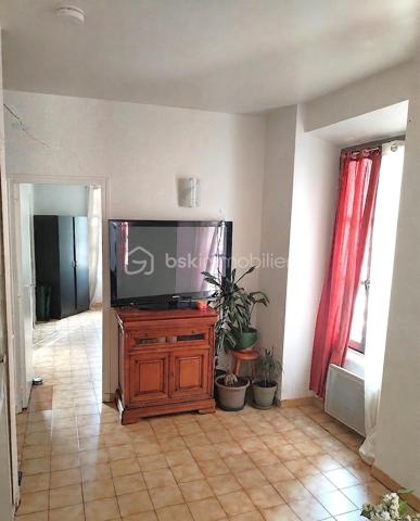 En bordure du centre historique, dans une rue piétonne, à proximité immédiate des commerces, de la poste et des arrêts de bus, cet appartement 2 pièces de 28m² bénéficie d'un emplacement premium.
Situé au 1er étage d'un immeuble de 3 étages, il dispose d'une pièce de vie avec cuisine ouverte, d'une chambre et d'une salle de bain avec WC.
Les investisseurs éclairés comprendront vite que ce bien réunit tous les ingrédients pour en faire un parfait investissement facile à louer (environ 450€ / mois en meublé).
Quelques travaux à prévoir : Sols et cloisons
Pour en faire un bien premium : Cuisine et salle de bain en sus
Charges annuelles : 512 €
Taxe fonçière : Environ 500 €