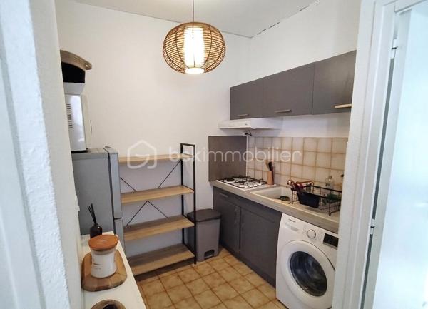 En bordure du centre historique, dans une rue piétonne, à proximité immédiate des commerces, de la poste et des arrêts de bus, cet appartement 2 pièces de 28m² bénéficie d'un emplacement premium.
Situé au 1er étage d'un immeuble de 3 étages, il dispose d'une pièce de vie avec cuisine ouverte, d'une chambre et d'une salle de bain avec WC.
Les investisseurs éclairés comprendront vite que ce bien réunit tous les ingrédients pour en faire un parfait investissement facile à louer (environ 450€ / mois en meublé).
Quelques travaux à prévoir : Sols et cloisons
Pour en faire un bien premium : Cuisine et salle de bain en sus
Charges annuelles : 512 €
Taxe fonçière : Environ 500 €