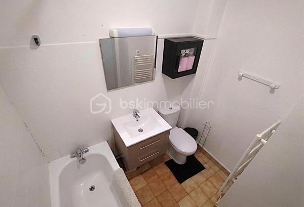 En bordure du centre historique, dans une rue piétonne, à proximité immédiate des commerces, de la poste et des arrêts de bus, cet appartement 2 pièces de 28m² bénéficie d'un emplacement premium.
Situé au 1er étage d'un immeuble de 3 étages, il dispose d'une pièce de vie avec cuisine ouverte, d'une chambre et d'une salle de bain avec WC.
Les investisseurs éclairés comprendront vite que ce bien réunit tous les ingrédients pour en faire un parfait investissement facile à louer (environ 450€ / mois en meublé).
Quelques travaux à prévoir : Sols et cloisons
Pour en faire un bien premium : Cuisine et salle de bain en sus
Charges annuelles : 512 €
Taxe fonçière : Environ 500 €