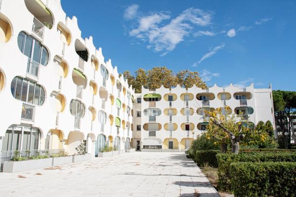 LA GRANDE-MOTTE (34280) – APPARTEMENT 3 CHAMBRES – CENTRE-VILLE – TRAVERSANT – TERRASSE – CALME – CLIMATISATION – CAVE – PARKING EN SUS