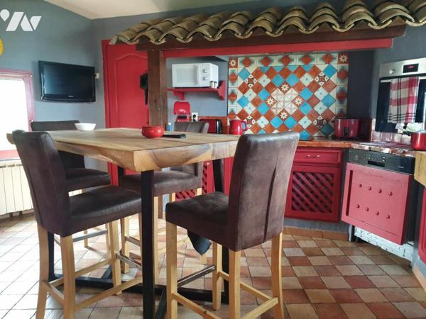 MAS COMPOSE D UNE MAISON PRINCIPALE AVEC PISCINE ET JACUZZI  AINSI QUE DE TROIS APPARTEMENTS