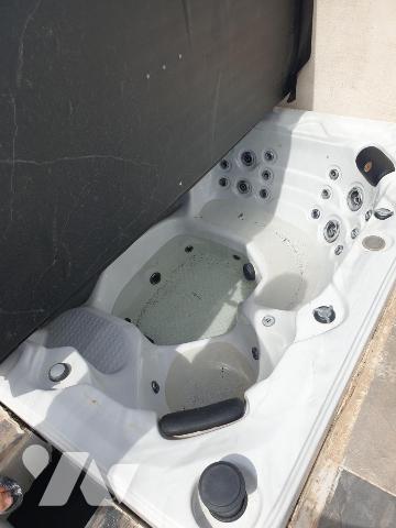 MAS COMPOSE D UNE MAISON PRINCIPALE AVEC PISCINE ET JACUZZI  AINSI QUE DE TROIS APPARTEMENTS