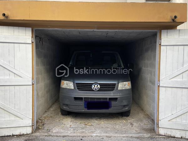 À vendre garage fermé d'environ 17 m² situé au Pont du Las à Toulon, à proximité immédiate de l'église Saint-Joseph, dans un lotissement sécurisé avec portail. 

Dimensions approximatives :
• Longueur : 5,70 m
• Largeur : 2,90 m

Ce garage convient parfaitement pour le stationnement d'un véhicule, d'une moto ou pour du stockage.

Accès facile et sécurisé grâce au portail du lotissement.