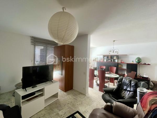 Je vous propose en exclusivité cette belle opportunité
 
Venez visitez cet appartement de 4 pièces pour environ 76 m2

Dans une copropriété soignée et sécurisée, avec isolation par l’extérieur récente  
En étage élevé avec ascenseurs
Cet appartement saura vous séduire par sa luminosité, la qualité de ses matériaux, son bon état général et la vue au loin sur la campagne et la ville

Un premier dégagement à l’entrée distribue
Une pièce de vie généreuse et lumineuse au sud avec grandes baies vitrées sur balcon
Une cuisine indépendante avec balcon 

Un deuxième dégagement distribue 
Deux chambres à l’est avec balcon
Une grande salle de bain 
un WC séparé

Situé dans le quartier privilégié de Bergson, à proximité immédiate des commerces et services, des transports en communs et des accès aux grands axes routiers.

Pour votre confort, cet appartement est équipé du double vitrage et de volets roulants électriques
Le chauffage est collectif et se fait par le sol

Reste à prévoir la mise au norme du tableau électrique et la mise à votre goût de la décoration

En complément vous trouverez une cave saine ainsi qu’un garage en sous-sol 

DPE en cours
