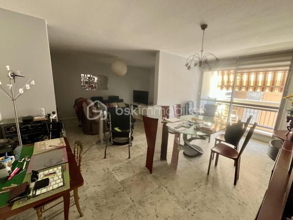 Je vous propose en exclusivité cette belle opportunité
 
Venez visitez cet appartement de 4 pièces pour environ 76 m2

Dans une copropriété soignée et sécurisée, avec isolation par l’extérieur récente  
En étage élevé avec ascenseurs
Cet appartement saura vous séduire par sa luminosité, la qualité de ses matériaux, son bon état général et la vue au loin sur la campagne et la ville

Un premier dégagement à l’entrée distribue
Une pièce de vie généreuse et lumineuse au sud avec grandes baies vitrées sur balcon
Une cuisine indépendante avec balcon 

Un deuxième dégagement distribue 
Deux chambres à l’est avec balcon
Une grande salle de bain 
un WC séparé

Situé dans le quartier privilégié de Bergson, à proximité immédiate des commerces et services, des transports en communs et des accès aux grands axes routiers.

Pour votre confort, cet appartement est équipé du double vitrage et de volets roulants électriques
Le chauffage est collectif et se fait par le sol

Reste à prévoir la mise au norme du tableau électrique et la mise à votre goût de la décoration

En complément vous trouverez une cave saine ainsi qu’un garage en sous-sol 

DPE en cours