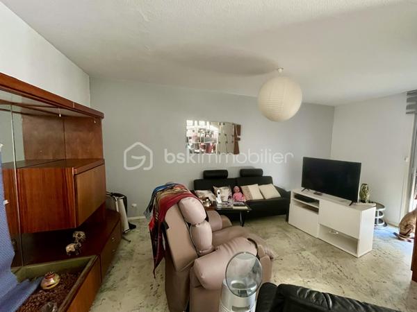 Je vous propose en exclusivité cette belle opportunité
 
Venez visitez cet appartement de 4 pièces pour environ 76 m2

Dans une copropriété soignée et sécurisée, avec isolation par l’extérieur récente  
En étage élevé avec ascenseurs
Cet appartement saura vous séduire par sa luminosité, la qualité de ses matériaux, son bon état général et la vue au loin sur la campagne et la ville

Un premier dégagement à l’entrée distribue
Une pièce de vie généreuse et lumineuse au sud avec grandes baies vitrées sur balcon
Une cuisine indépendante avec balcon 

Un deuxième dégagement distribue 
Deux chambres à l’est avec balcon
Une grande salle de bain 
un WC séparé

Situé dans le quartier privilégié de Bergson, à proximité immédiate des commerces et services, des transports en communs et des accès aux grands axes routiers.

Pour votre confort, cet appartement est équipé du double vitrage et de volets roulants électriques
Le chauffage est collectif et se fait par le sol

Reste à prévoir la mise au norme du tableau électrique et la mise à votre goût de la décoration

En complément vous trouverez une cave saine ainsi qu’un garage en sous-sol 

DPE en cours