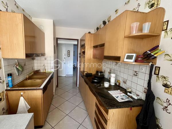 Je vous propose en exclusivité cette belle opportunité
 
Venez visitez cet appartement de 4 pièces pour environ 76 m2

Dans une copropriété soignée et sécurisée, avec isolation par l’extérieur récente  
En étage élevé avec ascenseurs
Cet appartement saura vous séduire par sa luminosité, la qualité de ses matériaux, son bon état général et la vue au loin sur la campagne et la ville

Un premier dégagement à l’entrée distribue
Une pièce de vie généreuse et lumineuse au sud avec grandes baies vitrées sur balcon
Une cuisine indépendante avec balcon 

Un deuxième dégagement distribue 
Deux chambres à l’est avec balcon
Une grande salle de bain 
un WC séparé

Situé dans le quartier privilégié de Bergson, à proximité immédiate des commerces et services, des transports en communs et des accès aux grands axes routiers.

Pour votre confort, cet appartement est équipé du double vitrage et de volets roulants électriques
Le chauffage est collectif et se fait par le sol

Reste à prévoir la mise au norme du tableau électrique et la mise à votre goût de la décoration

En complément vous trouverez une cave saine ainsi qu’un garage en sous-sol 

DPE en cours