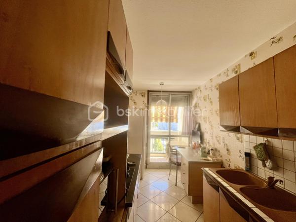 Je vous propose en exclusivité cette belle opportunité
 
Venez visitez cet appartement de 4 pièces pour environ 76 m2

Dans une copropriété soignée et sécurisée, avec isolation par l’extérieur récente  
En étage élevé avec ascenseurs
Cet appartement saura vous séduire par sa luminosité, la qualité de ses matériaux, son bon état général et la vue au loin sur la campagne et la ville

Un premier dégagement à l’entrée distribue
Une pièce de vie généreuse et lumineuse au sud avec grandes baies vitrées sur balcon
Une cuisine indépendante avec balcon 

Un deuxième dégagement distribue 
Deux chambres à l’est avec balcon
Une grande salle de bain 
un WC séparé

Situé dans le quartier privilégié de Bergson, à proximité immédiate des commerces et services, des transports en communs et des accès aux grands axes routiers.

Pour votre confort, cet appartement est équipé du double vitrage et de volets roulants électriques
Le chauffage est collectif et se fait par le sol

Reste à prévoir la mise au norme du tableau électrique et la mise à votre goût de la décoration

En complément vous trouverez une cave saine ainsi qu’un garage en sous-sol 

DPE en cours
