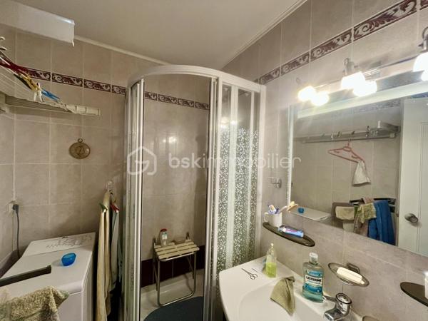 Je vous propose en exclusivité cette belle opportunité
 
Venez visitez cet appartement de 4 pièces pour environ 76 m2

Dans une copropriété soignée et sécurisée, avec isolation par l’extérieur récente  
En étage élevé avec ascenseurs
Cet appartement saura vous séduire par sa luminosité, la qualité de ses matériaux, son bon état général et la vue au loin sur la campagne et la ville

Un premier dégagement à l’entrée distribue
Une pièce de vie généreuse et lumineuse au sud avec grandes baies vitrées sur balcon
Une cuisine indépendante avec balcon 

Un deuxième dégagement distribue 
Deux chambres à l’est avec balcon
Une grande salle de bain 
un WC séparé

Situé dans le quartier privilégié de Bergson, à proximité immédiate des commerces et services, des transports en communs et des accès aux grands axes routiers.

Pour votre confort, cet appartement est équipé du double vitrage et de volets roulants électriques
Le chauffage est collectif et se fait par le sol

Reste à prévoir la mise au norme du tableau électrique et la mise à votre goût de la décoration

En complément vous trouverez une cave saine ainsi qu’un garage en sous-sol 

DPE en cours