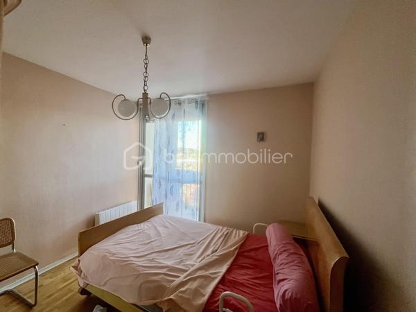 Je vous propose en exclusivité cette belle opportunité
 
Venez visitez cet appartement de 4 pièces pour environ 76 m2

Dans une copropriété soignée et sécurisée, avec isolation par l’extérieur récente  
En étage élevé avec ascenseurs
Cet appartement saura vous séduire par sa luminosité, la qualité de ses matériaux, son bon état général et la vue au loin sur la campagne et la ville

Un premier dégagement à l’entrée distribue
Une pièce de vie généreuse et lumineuse au sud avec grandes baies vitrées sur balcon
Une cuisine indépendante avec balcon 

Un deuxième dégagement distribue 
Deux chambres à l’est avec balcon
Une grande salle de bain 
un WC séparé

Situé dans le quartier privilégié de Bergson, à proximité immédiate des commerces et services, des transports en communs et des accès aux grands axes routiers.

Pour votre confort, cet appartement est équipé du double vitrage et de volets roulants électriques
Le chauffage est collectif et se fait par le sol

Reste à prévoir la mise au norme du tableau électrique et la mise à votre goût de la décoration

En complément vous trouverez une cave saine ainsi qu’un garage en sous-sol 

DPE en cours