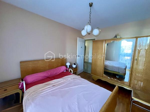 Je vous propose en exclusivité cette belle opportunité
 
Venez visitez cet appartement de 4 pièces pour environ 76 m2

Dans une copropriété soignée et sécurisée, avec isolation par l’extérieur récente  
En étage élevé avec ascenseurs
Cet appartement saura vous séduire par sa luminosité, la qualité de ses matériaux, son bon état général et la vue au loin sur la campagne et la ville

Un premier dégagement à l’entrée distribue
Une pièce de vie généreuse et lumineuse au sud avec grandes baies vitrées sur balcon
Une cuisine indépendante avec balcon 

Un deuxième dégagement distribue 
Deux chambres à l’est avec balcon
Une grande salle de bain 
un WC séparé

Situé dans le quartier privilégié de Bergson, à proximité immédiate des commerces et services, des transports en communs et des accès aux grands axes routiers.

Pour votre confort, cet appartement est équipé du double vitrage et de volets roulants électriques
Le chauffage est collectif et se fait par le sol

Reste à prévoir la mise au norme du tableau électrique et la mise à votre goût de la décoration

En complément vous trouverez une cave saine ainsi qu’un garage en sous-sol 

DPE en cours