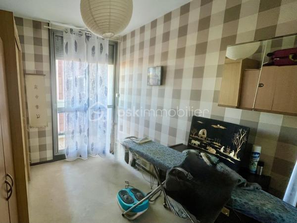 Je vous propose en exclusivité cette belle opportunité
 
Venez visitez cet appartement de 4 pièces pour environ 76 m2

Dans une copropriété soignée et sécurisée, avec isolation par l’extérieur récente  
En étage élevé avec ascenseurs
Cet appartement saura vous séduire par sa luminosité, la qualité de ses matériaux, son bon état général et la vue au loin sur la campagne et la ville

Un premier dégagement à l’entrée distribue
Une pièce de vie généreuse et lumineuse au sud avec grandes baies vitrées sur balcon
Une cuisine indépendante avec balcon 

Un deuxième dégagement distribue 
Deux chambres à l’est avec balcon
Une grande salle de bain 
un WC séparé

Situé dans le quartier privilégié de Bergson, à proximité immédiate des commerces et services, des transports en communs et des accès aux grands axes routiers.

Pour votre confort, cet appartement est équipé du double vitrage et de volets roulants électriques
Le chauffage est collectif et se fait par le sol

Reste à prévoir la mise au norme du tableau électrique et la mise à votre goût de la décoration

En complément vous trouverez une cave saine ainsi qu’un garage en sous-sol 

DPE en cours