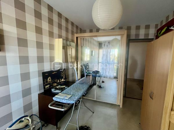 Je vous propose en exclusivité cette belle opportunité
 
Venez visitez cet appartement de 4 pièces pour environ 76 m2

Dans une copropriété soignée et sécurisée, avec isolation par l’extérieur récente  
En étage élevé avec ascenseurs
Cet appartement saura vous séduire par sa luminosité, la qualité de ses matériaux, son bon état général et la vue au loin sur la campagne et la ville

Un premier dégagement à l’entrée distribue
Une pièce de vie généreuse et lumineuse au sud avec grandes baies vitrées sur balcon
Une cuisine indépendante avec balcon 

Un deuxième dégagement distribue 
Deux chambres à l’est avec balcon
Une grande salle de bain 
un WC séparé

Situé dans le quartier privilégié de Bergson, à proximité immédiate des commerces et services, des transports en communs et des accès aux grands axes routiers.

Pour votre confort, cet appartement est équipé du double vitrage et de volets roulants électriques
Le chauffage est collectif et se fait par le sol

Reste à prévoir la mise au norme du tableau électrique et la mise à votre goût de la décoration

En complément vous trouverez une cave saine ainsi qu’un garage en sous-sol 

DPE en cours
