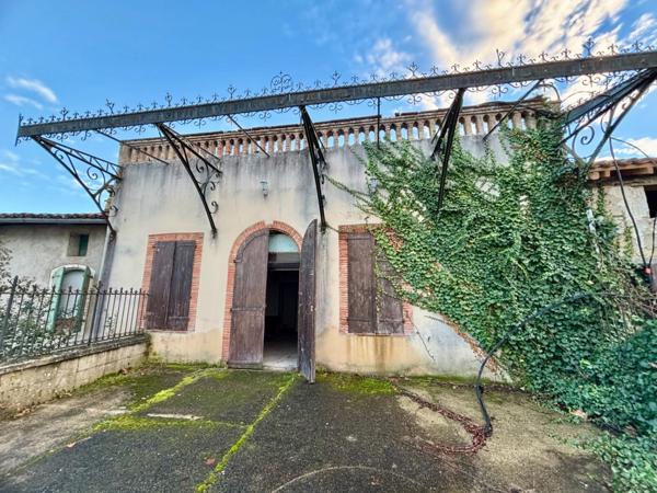 Ancien immeuble à rénover de 410 m² avec jardin et parking privatif – Larrazet (82)