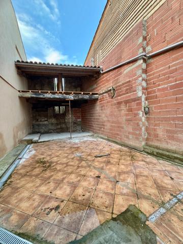 Ancien immeuble à rénover de 410 m² avec jardin et parking privatif – Larrazet (82)